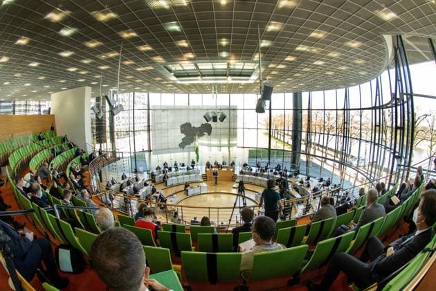 GER Sachsen Dresden Sächsischer Landtag - Plenum mit Regierungserklärung von MP Ministerpräsident Michael Kretschmer ( CDU ) zu Fragen des Krieges in der Ukraine Flüchtlingen Sachsen Wirtschaft Krieg und Frieden 23.03.22 230322 *** GER Saxony Dresden Saxon Parliament Plenary with government statement by MP Prime Minister Michael Kretschmer CDU on issues of war in Ukraine refugees Saxony economy war and peace 23 03 22 230322