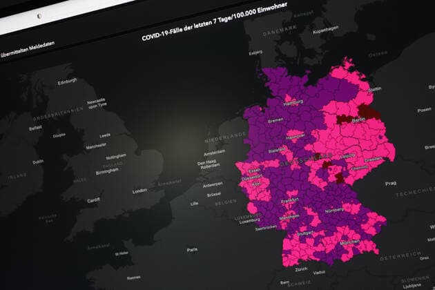 Dashboard des RKI, die 7-Tage-Inzidenz liegt nun bei 1001,5 7-Tage-Inzidenz, Dashboard des RKI auf einem Monitor am 15.04.2022 in Siegen Deutschland.