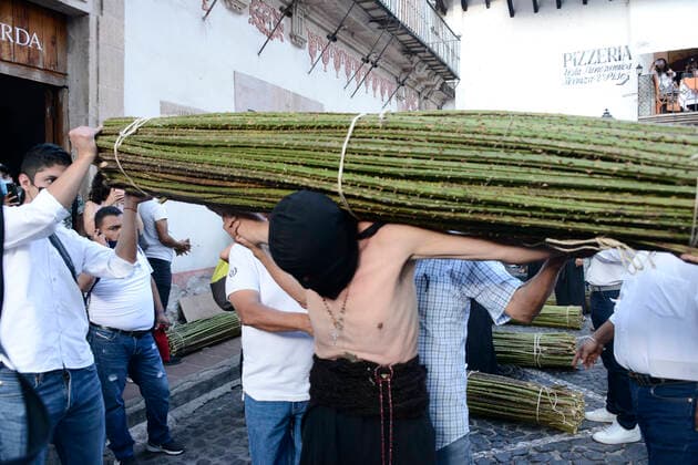 Holy Thursday Procession of Holy Week in Taxco TAXCO, MEXICO - APR 14, 2022: a penitent lifts a roll of blackberry thorns during the Holy Thursday procession as part of the Holy Week. On April 14, 2022 in Taxco, Mexico. (Photo by Carlos Tischler Eyepix Group) Copyright: xCarlosxTischler xxEyepixxGroupx EYEPIX_CT_14042022_61184