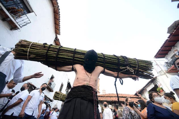 Holy Thursday Procession of Holy Week in Taxco TAXCO, MEXICO - APR 14, 2022: a penitent lifts a roll of blackberry thorns during the Holy Thursday procession as part of the Holy Week. On April 14, 2022 in Taxco, Mexico. (Photo by Carlos Tischler Eyepix Group) Copyright: xCarlosxTischler xxEyepixxGroupx EYEPIX_CT_14042022_61194