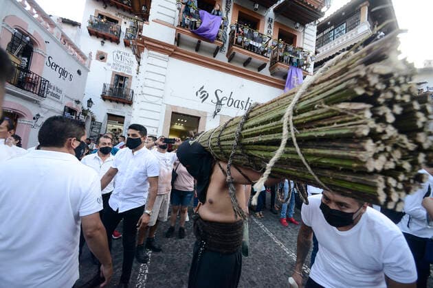 Holy Thursday Procession of Holy Week in Taxco TAXCO, MEXICO - APR 14, 2022: a penitent lifts a roll of blackberry thorns during the Holy Thursday procession as part of the Holy Week. On April 14, 2022 in Taxco, Mexico. (Photo by Carlos Tischler Eyepix Group) Copyright: xCarlosxTischler xxEyepixxGroupx EYEPIX_CT_14042022_61189