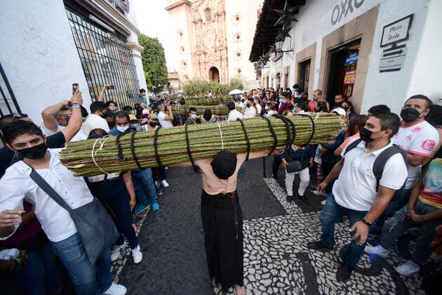 News Bilder des Tages Holy Thursday Procession of Holy Week in Taxco TAXCO, MEXICO - APR 14, 2022: a penitent lifts a roll of blackberry thorns during the Holy Thursday procession as part of the Holy Week. On April 14, 2022 in Taxco, Mexico. (Photo by Carlos Tischler Eyepix Group) Copyright: xCarlosxTischler xxEyepixxGroupx EYEPIX_CT_14042022_61193