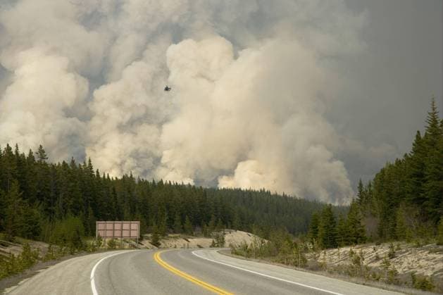 Waldbrand, kontrollierter Brand mit einem Hubschrauber, Saskatchewan Valley, Banff N. P. Rocky Mountains, Alberta, Kanada, Juni 2009, Nordamerika Copyright: imageBROKER/FLPAx/xBillxCoster iblhoj05627051.jpg