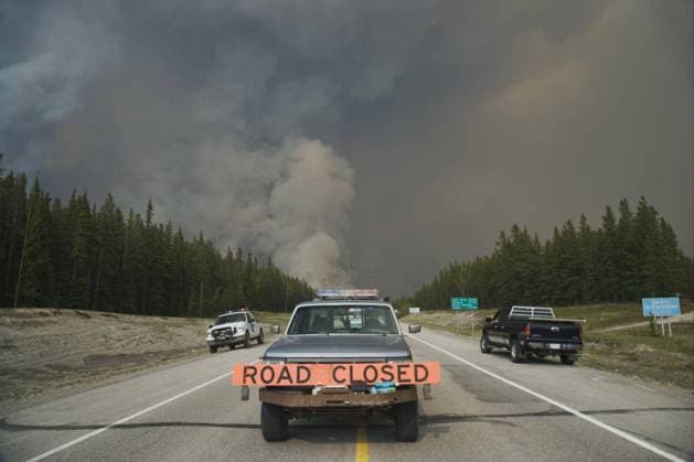 Waldbrand, kontrollierter Brand neben der Straße, Schild Road Closed auf Pickup, Saskatchewan Valley, Banff N. P. Rocky Mountains, Alberta, Kanada, Juni 2009, Nordamerika Copyright: imageBROKER/FLPAx/xBillxCoster iblhoj05627053.jpg