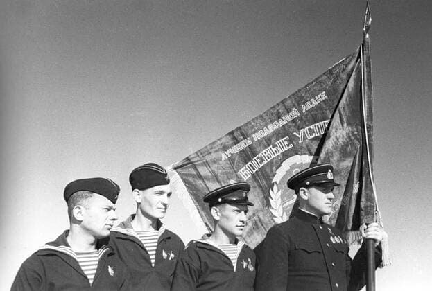 The crew of submarine M-171 603718 15.04.1942 The best submarine of the Northern Fleet, M-171, was awarded the banner For Success in Battle and given the rank of the guards one. Commander Valentin Georgievich Starikov, who was given the rank of the Hero of the USSR, is on the right. The Great Patriotic War, April 1942. Haldei Sputnik Murmansk Russia  Copyright: xHaldeix