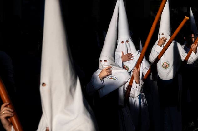 News Themen der Woche KW15 Spain Catholic Easter 8166014 15.04.2022 Residents in carnival costumes take part in a procession as they celebrate the Good Friday of the Holy Week in Seville, Spain. Catholic Easter takes part on April, 17 in 2022. Miguel ?and?la Sputnik Spain  Copyright: xMiguelx?and?lax