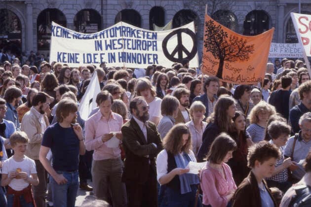 Orte und Ereignisse im Jahr 1981-2 Hannover. Antikriegstag des DGB. am 30-8-1981 NS *** Places and events in 1981 2 Hanover DGB anti-war day on 30 8 1981 NS