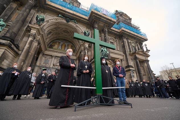 News Themen der Woche KW15 Mit der traditionellen Karfreitagsprozession am 15.04.2022 haben Christinnen und Christen in Berlin an das Leiden und Sterben Jesu Christi am Kreuz erinnert. An der Prozession, die nach einem Gottesdienst in der evangelischen Marienkirche am Alexanderplatz zur katholischen Hedwigskathedrale nahe der Staatsoper Unter den Linden fuehrte, beteiligten sich nach Angaben des evangelischen Kirchenkreises Berlin-Stadtmitte mehrere hundert Menschen. Das knapp drei Meter hohe Kreuz an der Spitze des Zuges wurde auch vom katholischen Berliner Erzbischof Heiner Koch (Foto 1.v.l., vor dem Berliner Dom) und der Proepstin der Evangelischen Kirche Berlin-Brandenburg-schlesische Oberlausitz, Christina-Maria Bammel (Foto 2.v.l., vor dem Berliner Dom), getrag Copyright: epd-bild ChristianxDitsch EDITORIAL USE ONLY