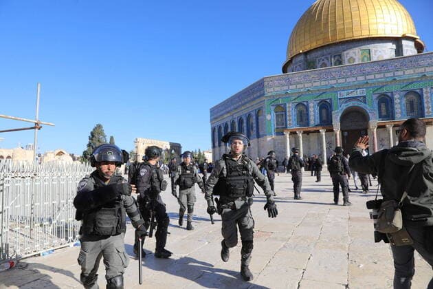 Bilder des Jahres 2022, News 04 April News Themen der Woche KW15 News Bilder des Tages (220415) -- JERUSALEM, April 15, 2022 -- Israeli security forces enter the Al-Aqsa mosque compound in Jerusalem, April 15, 2022. According to Palestinian health officials, over 100 Palestinians have been injured so far in the clashes, while the Israeli police reported that three officers were lightly wounded. (Photo by Xinhua) MIDEAST-JERUSALEM-CLASHES MuammarxAwad 