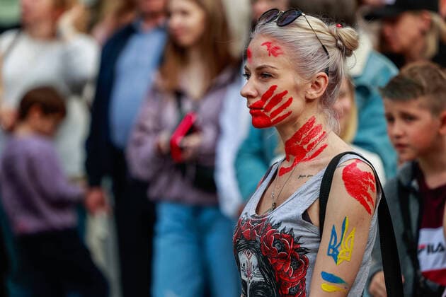 News Themen der Woche KW15 Theatrical Staging As A Form Of Protest Against The War In Ukraine. On April 14, 2022, the inhabitants of WrocÅ‚aw, this time in the form of a theater, met on the WrocÅ‚aw Market Square to express their solidarity with Ukraine and to protest against Russian aggression. Wroclaw Poland  Copyright: xKrzysztofxZatyckix originalFilename: zatycki-notitle220414_nphHQ.jpg
