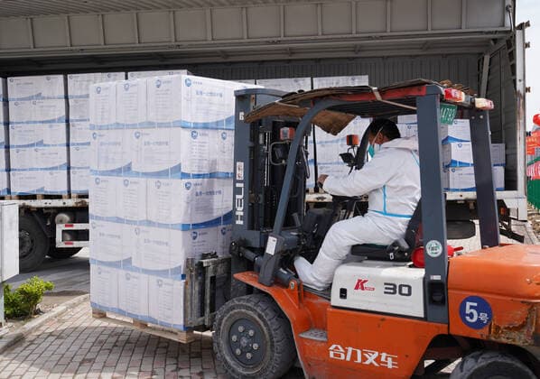 (220415) -- SHANGHAI, April 15, 2022 -- A staff member unloads medical materials at a makeshift hospital in Lingang of Shanghai, east China, April 15, 2022. Medical workers serving at the makeshift hospital in Lingang are from different places including Shanghai, and neighboring Jiangsu and Zhejiang Provinces. ) CHINA-SHANGHAI-MAKESHIFT HOSPITAL (CN) YangxYouzong 