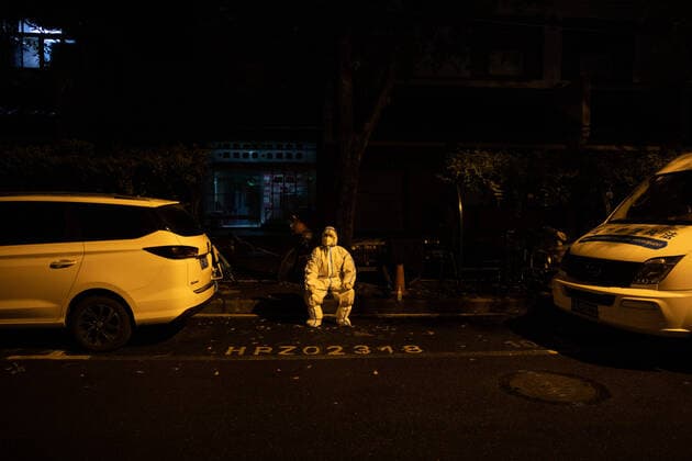 (220415) -- SHANGHAI, April 15, 2022 -- Li Jianguo, a community worker, is on duty during the night at the Guangfu residential area in Yuyuan sub-district in Shanghai, east China, April 15, 2022. ) CHINA-SHANGHAI-COMMUNITY WORKER-COVID-19 (CN) JinxLiwang 