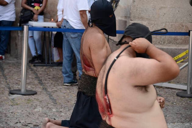 Good Friday Procession of Holy Week in Taxco TAXCO, MEXICO - APR 15, 2022: A ‘E’ncruzado’ penitent wears a black hood known as a capirotte, while he flagellates himself, takes part during the Good Friday procession as part of the Holy Week celebrations. The Procession of the ‘Encruzados of Taxco’ is a tradition with more than 400 years. On April 15, 2022 in Taxco, Mexico. (Photo by Carlos Tischler Eyepix Group) Copyright: xCarlosxTischlerx xxEyepixxGroupx EYEPIX_CT_15042022_61297