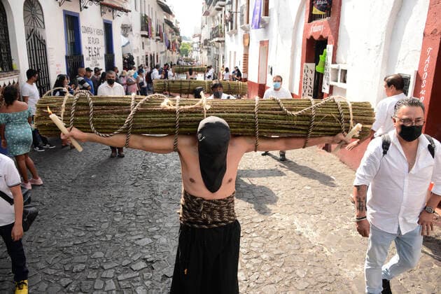 Good Friday Procession of Holy Week in Taxco TAXCO, MEXICO - APR 15, 2022: A ‘E’ncruzado’ penitent wearing a black hood known as a capirotte, lifts a roll of blackberry thorns weighing 50kg, takes part during the Good Friday procession as part of the Holy Week celebrations. The Procession of the ‘Encruzados of Taxco’ is a tradition with more than 400 years. On April 15, 2022 in Taxco, Mexico. (Photo by Carlos Tischler Eyepix Group) Copyright: xCarlosxTischlerx xxEyepixxGroupx EYEPIX_CT_15042022_61310