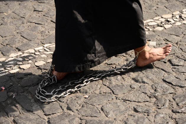 Good Friday Procession of Holy Week in Taxco TAXCO, MEXICO - APR 15, 2022: A woman penitent wears a black hood known as a capirotte and a black robe, while takes part during Good Friday of the Holy Week celebrations. The Procession of the ‘Encruzados of Taxco’ is a tradition with more than 400 years. On April 15, 2022 in Taxco, Mexico. (Photo by Carlos Tischler Eyepix Group) Copyright: xCarlosxTischlerx xxEyepixxGroupx EYEPIX_CT_15042022_61301