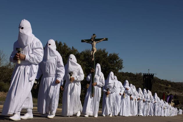News Themen der Woche KW15 News Bilder des Tages April 15, 2022, Bercianos de Aliste, Zamora, Spain: Penitents from the Santo Entierro brotherhood, wearing the white shrouds that their bodies will wear after their death, take part in a procession, during Holy Week in Bercianos de Aliste, a small village of the province of Zamora, northwestern Spain, on April 15, 2022. Hundreds of processions take place throughout Spain during the Easter Holy Week after two years without celebrations due to the coronavirus pandemic. Bercianos de Aliste Spain - ZUMAb157 20220415_zap_b157_033 Copyright: xManuelxBallesx
