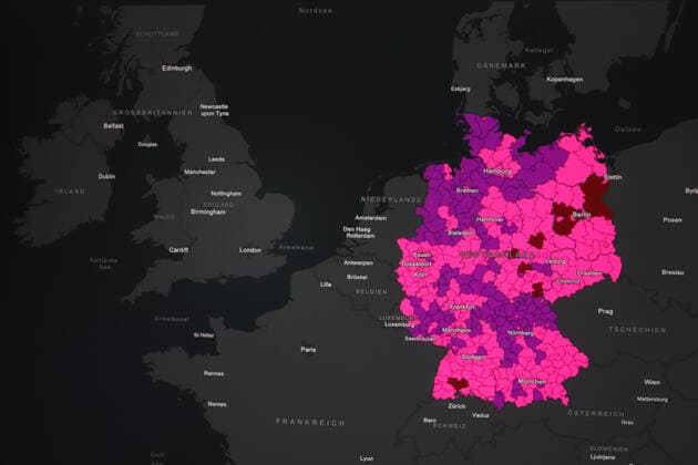 Dashboard des RKI, die 7-Tage-Inzidenz liegt nun bei 876,5 7-Tage-Inzidenz, Dashboard des RKI auf einem Monitor am 16.04.2022 in Siegen Deutschland.