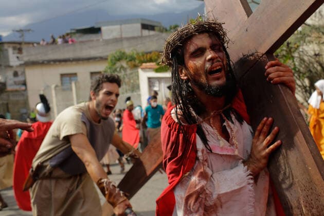 News Themen der Woche KW15 The Stations Of The Cross Of Jesus In Caracas Venezuela Actors reenact the Stations of the Cross of Jesus in the Petare neighborhood on Good Friday in Caracas Venezuela on April 15, 2022. Caracas Venezuela  Copyright: xJavierxCamposx originalFilename: campos-notitle220415_npTje.jpg