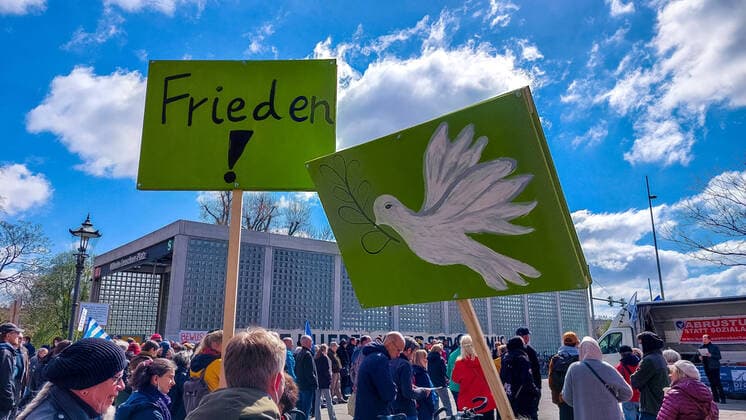 News Themen der Woche KW15 News Bilder des Tages Zu einem Ostermarsch hat die Partei DIE LINKE als auch MLPD und andere Friedensnetzwerke am 16.4.2022 in Leipzig aufgerufen. Ca. 250 Menschen kamen zu einer Kundgebung auf dem Wilhelm Leuschner Platz und zogen danach durch die Stadt. *** To an Easter march the party DIE LINKE as well as MLPD and other peace networks called on 16 4 2022 in Leipzig About 250 people came to a rally on Wilhelm Leuschner Square and then marched through the city
