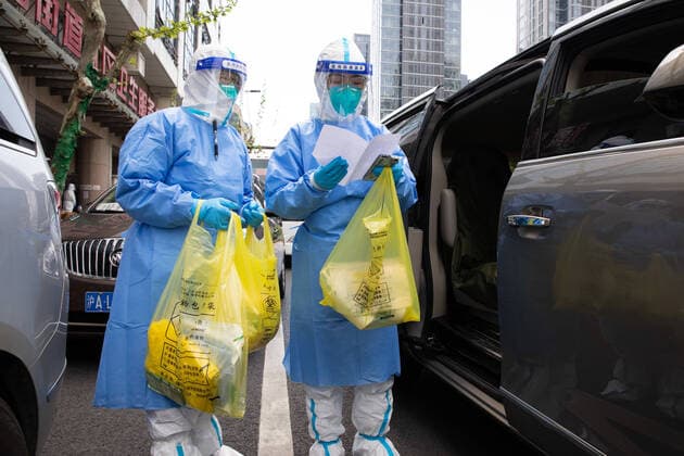 (220416) -- SHANGHAI, April 16, 2022 -- Medical workers check the list of residents to be swabbed for nucleic acid testing at the Guangfu residential area in Yuyuan sub-district in Shanghai, east China, April 16, 2022. Medical workers conducted nucleic acid tests on those who tested positive via the antigen screening on Saturday in the Guangfu residential area. ) CHINA-SHANGHAI-COVID-19-TESTING (CN) JinxLiwang 