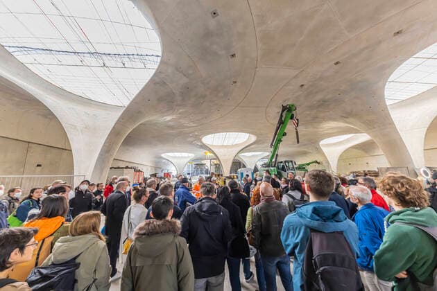 Bilder des Jahres 2022, News 04 April News Themen der Woche KW15 News Bilder des Tages Tage der offenen Baustelle am neuen Hauptbahnhof in Stuttgart. Drei Tage lang steht Stuttgart 21 allen Interessierten offen. Am ersten Besuchstag strömten nach Angaben der Bahn 15000 Interessierte zum Milliardenprojekt. 16.04.2022: DEU, Deutschland, Baden-Württemberg, Stuttgart. *** Construction site open days at the new main station in Stuttgart For three days, Stuttgart 21 is open to all interested parties On the first day of the visit, 15000 interested people flocked to the billion euro project, according to Deutsche Bahn 16 04 2022 DEU, Germany, Baden Württemberg, Stuttgart