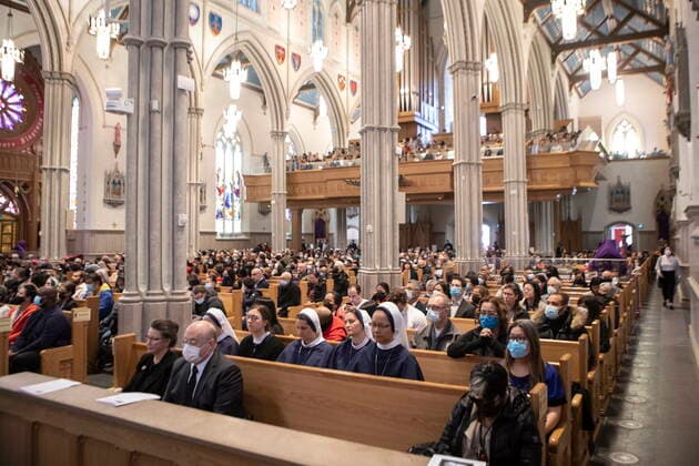 April 15, 2022, Toronto, ON, CAN: Worshippers attend a Good Friday service at St. Michael s Cathedral Basilica, in Toronto, Friday, April 15, 2022. Toronto CAN  - ZUMAc35_ 20220415_zaf_c35_003 Copyright: xChrisxYoungx
