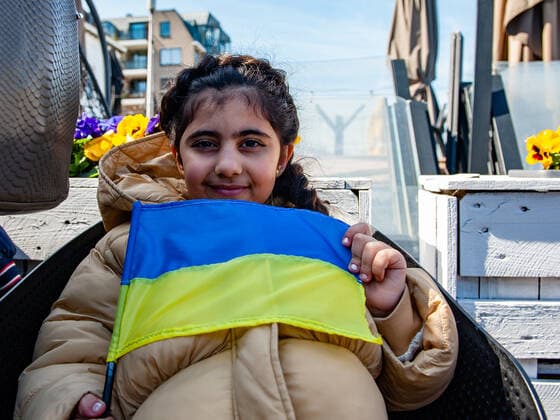 Musicians For Ukraine Concert Held In Nijmegen A Ukrainian refugee hosted in the city is holding a Ukrainian flag, during a concert in support of Ukraine held in Nijmegen, on April 16th, 2022. Nijmegen Gelderland Netherlands  Copyright: xRomyxArroyoxFernandezx originalFilename: arroyofernandez-musician220416_npC7w.jpg