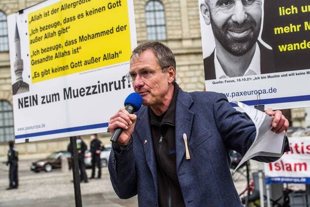 Bilder des Jahres 2022, News 04 April News Themen der Woche KW15 News Bilder des Tages April 16, 2022, Munich, Bavaria, Germany: MICHAEL STUERZENBERGER wearing a symbolic toothbrush on his jacket. The toothbrush was used in the DDR-era and has made a comeback among the conspiracy theorist and Corona rebel circles. The far- to extreme-right group Buergerbewegung Pax Europa (Citizen Movement Pax Europa) led by the islamophobe Michael Stuerzenberger (Michael StoÂ¼rzenberger) returned to MunichÃ¢â‚¬â ¢s Stachus after a long absence with an audience that totaled a max of twenty. Munich Germany - ZUMAb160 20220416_zbp_b160_013 Copyright: xSachellexBabbarx
