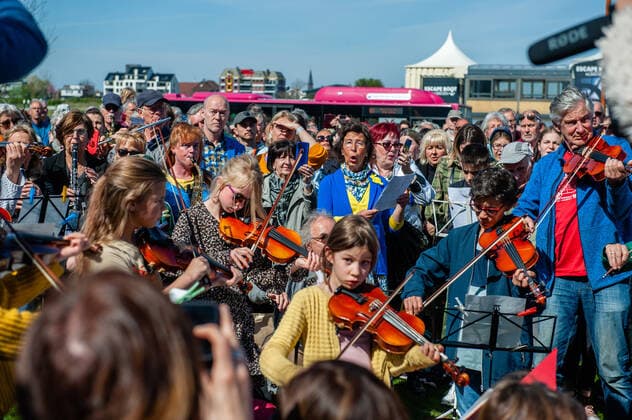 April 16, 2022, Nijmegen, Gelderland, Netherlands: Musicians are seen rehearsing before the concert. Under the motto, music connects people , the Nijmegen musician Mart Heijmans brought together 400 musicians at the Waalkade to sing the Ukrainian national anthem and other songs to show their solidarity with Ukraine. Around 250 of them were Ukrainian refugees received during the last months in the city. Four Ukrainian singers who have fled, including an opera singer, performed a few more songs before an attentive and emotional crowd. Nijmegen Netherlands - ZUMAs197 20220416_zaa_s197_064 Copyright: xAnaxFernandezx
