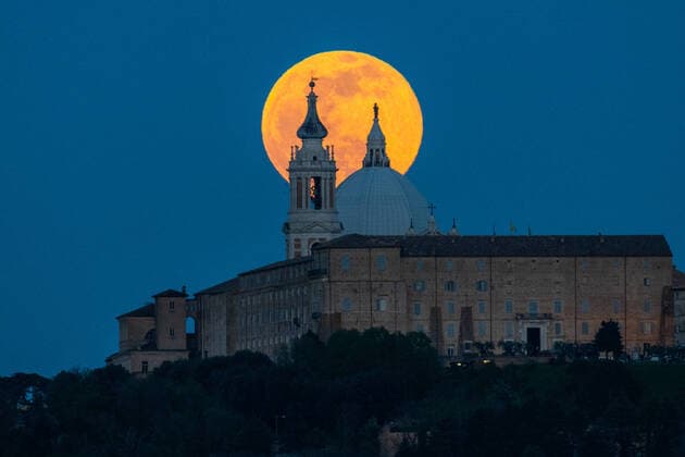 Bilder des Jahres 2022, News 04 April News Themen der Woche KW15 News Bilder des Tages Pink Moon Rises In Loreto, Italy Pink Moon shines behind Basilica della Santa Casa (Santuario della Madonna di Loreto) in Loreto, Marche, Italy on April 16, 2022. Loreto Italy  Copyright: xLorenzoxDixColax originalFilename: dicola-notitle220416_npI0s.jpg
