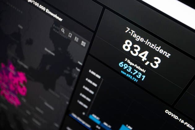 Dashboard des RKI, die 7-Tage-Inzidenz liegt nun bei 834,3 7-Tage-Inzidenz, Dashboard des RKI auf einem Monitor am 17.04.2022 in Siegen Deutschland.