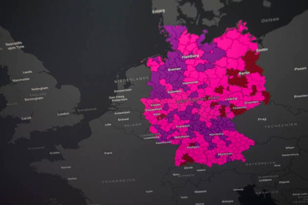 Dashboard des RKI, die 7-Tage-Inzidenz liegt nun bei 834,3 7-Tage-Inzidenz, Dashboard des RKI auf einem Monitor am 17.04.2022 in Siegen Deutschland.