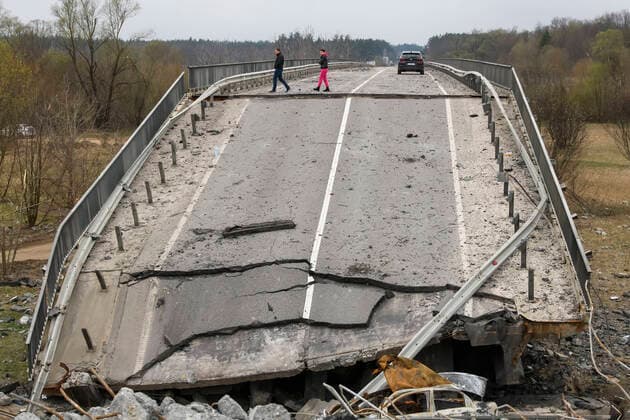 News Themen der Woche KW15 Ruination Of Civil Objects Amid Russian Aggressive Attack On Ukraine, In Malyn, Zhytomyr Area People stand on the wreckage of the bridge destroyed during Russian aggressive attack on Ukraine, Kyiv area, Ukraine, 16 April 2022 Malyn Ukraine  Copyright: xMaxymxMarusenkox originalFilename: musienko-notitle220416_npbDO.jpg