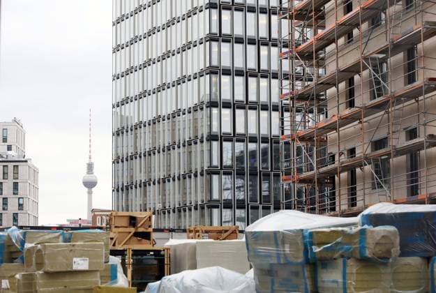 06.04.2022, Berlin - Deutschland. In Berlin wird weiterhin gebaut, hier an der Mühlenstraße. *** 06 04 2022, Berlin Germany Construction continues in Berlin, here on Mühlenstrasse