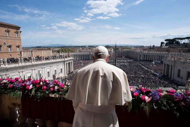 Bilder des Jahres 2022, News 04 April News Themen der Woche KW15 April 17, 2022, Vatican City, Vatican City: This handout picture made available by Press Office shows Pope Francis during the Easter Mass and Urbi et Orbi blessing in Saint Peter s square, Vatican City, 17 April 2022. ANSA Press Office handout Vatican City Vatican City  - ZUMAa110 20220417_zaf_a110_041 Copyright: xVaticanxMediax