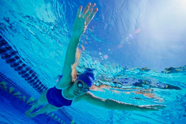 IMAGO Creative: Sport Dichotomien - Land und Wasser Female Participant Swimming Underwater, model released, , property released, , 9868296.jpg, Swimming, 20-25 years, 25-30 years, Blue, Mid-adult woman, Whites, Young adult woman, Lane marker, Floating, Swimming pool, Swimmer, Full-length, Tilt, Outdoors, Recreation, Sports, Underwater, 1, Photography, pool, beneath the water, under water, underwater scene, submerged, aquatic, full length, full body, ladies, young women, young woman, young, woman, lady, Young adults, Women, Females, Adults, Mid-adult, late twenties, late 20s, twentysomething, twenties, 20s adult, early twenties, early 20s, Caucasian, tilted, swim, athletics, recreational, pastime, outside, float, human being, one, one person only, People, person, one person, individual, human