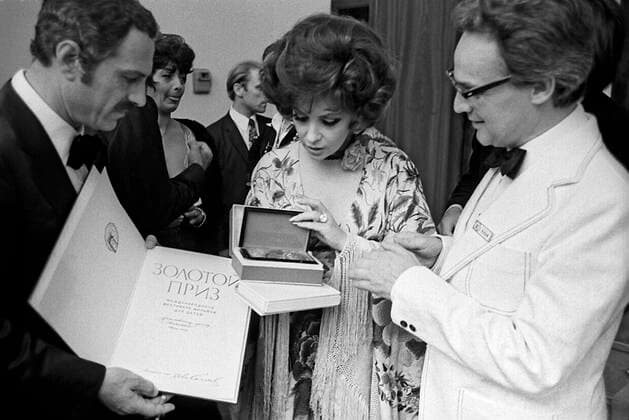 MOSCOW 8TH FILM FESTIVAL LOLLOBRIGIDA GOLD PRIZE 138706 06.07.1973 The 8th Moscow International Film Festival. Italian actress Gina Lollobrigida studying her Gold Prize for the Italian children s film Pinocchio. Galina Kmit Sputnik Moscow Russia  Copyright: xGalinaxKmitx