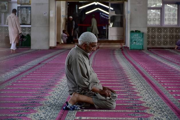 News Bilder des Tages April 17, 2022, Srinagar, Kashmir, India: A Kashmiri Muslim prays at the Hazratbal Shrine during the ongoing month of Ramadan. Muslims throughout the world are marking the month of Ramadan, the holiest month in the Islamic calendar in which devotees fast from dawn till dusk. Srinagar India - ZUMAs197 20220417_zab_s197_008 Copyright: xSaqibxMajeedx