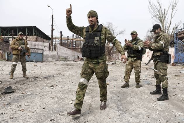 Ukraine-Krieg, Jahrestag der Invasion, Chronologie der Ereignisse, Archivbilder Bilder des Jahres 2022, News 04 April News Themen der Woche KW15 News Bilder des Tages MARIUPOL, DONETSK REGION, UKRAINE - APRIL 17, 2022: Servicemen of Chechnya s Akhmat Volunteer Battalion control the Mariupol Iron and Steel Works captured by the armed forces of Russia and Donetsk People s Republic from the Ukrainian army. The Russian Armed Forces are carrying out a special military operation in Ukraine. Sergei Bobylev TASS  TS12D237