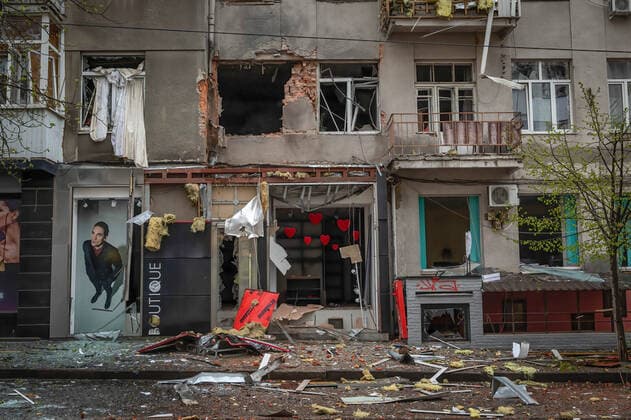 News Themen der Woche KW15 News Bilder des Tages April 17, 2022, Kharkiv, Kharkivsika Oblasto Ukraine: A destroyed shop can be seen in Kharkiv, after the center of the city was hit by Russian artillery strikes, killing 5 and injuring 13. Following Russia s concentration offensive on the eastern part of Ukraine, Kharkiv, the second biggest city in Ukraine, is now under constant threat of Russian bombardment and airstrikes. Kharkiv Ukraine - ZUMAs197 20220417_zaa_s197_088 Copyright: xAlexxChanxTszxYukx