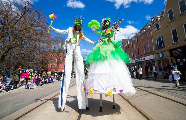 News Bilder des Tages (220417) -- TORONTO, April 17, 2022 -- Dressed-up stilt walkers pose for photos during the 2022 Toronto Beaches Lions Easter Parade in Toronto, Canada, on April 17, 2022. The Toronto Beaches Lions Easter Parade returned on Sunday after a three-year hiatus due to the COVID-19 pandemic. (Photo by Xinhua) CANADA-TORONTO-EASTER-PARADE ZouxZheng 
