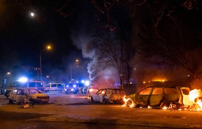 Bilder des Jahres 2022, News 04 April News Themen der Woche KW15 MALMÖ, SWEDEN 20220417 Police on the scene and cars on fire on Von Rosens väg near Rosengardsskolan in Malmo, Sweden, April 18, 2022. At midnight on Monday night, unrest broke out again at Rosengard in Malmö. The police went to the scene with a large number of vehicles and fired tear gas to disperse crowds. MALMÖ SWEDEN x50090x *** MALMÖ, SWEDEN 20220417 Police on the scene and cars on fire on Von Rosens väg near Rosengardsskolan in Malmo, Sweden, April 18, 2022 At midnight on Monday night, unrest broke out again at Rosengard in Malmö The police went to the scene with a large number of vehicles and fired tear gas to disperse crowds MALMÖ SWEDEN x50090x,  Copyright: xJohanxNilsson TTx UNROLE ROSENGARD MALMÖ
