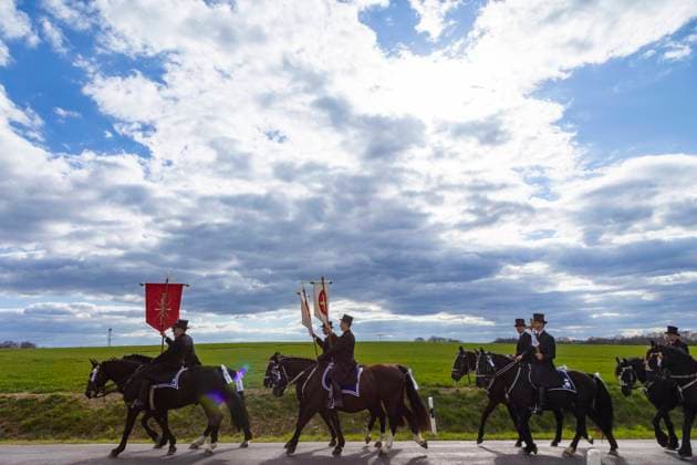 Osterreiter in der Lausitz Prozession von Panschwitz Kuckau nach Höflein, Räckelwitz bis nach Crostwitz. Jährlich finden zu Ostern in der Lausitz c.a. 5 Prozessionen mit c.a. je 200 Reitern statt. Die katholische Kirche setzt hier alte sorbische Riten fort. Tausende Zuschauer verfolgen die beeindruckenden Reiterzüge. Crostwitz Sachsen GERMANY *** Easter riders in Lusatia procession from Panschwitz Kuckau to Höflein, Räckelwitz to Crostwitz Every year at Easter in Lusatia c a 5 processions with c a 200 riders each take place The Catholic Church continues here old Sorbian rites Thousands of spectators watch the impressive cavalcades Crostwitz Saxony GERMANY