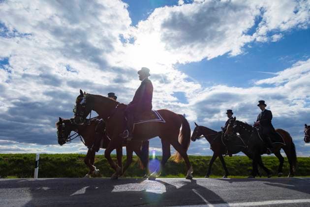 Osterreiter in der Lausitz Prozession von Panschwitz Kuckau nach Höflein, Räckelwitz bis nach Crostwitz. Jährlich finden zu Ostern in der Lausitz c.a. 5 Prozessionen mit c.a. je 200 Reitern statt. Die katholische Kirche setzt hier alte sorbische Riten fort. Tausende Zuschauer verfolgen die beeindruckenden Reiterzüge. Crostwitz Sachsen GERMANY *** Easter riders in Lusatia procession from Panschwitz Kuckau to Höflein, Räckelwitz to Crostwitz Every year at Easter in Lusatia c a 5 processions with c a 200 riders each take place The Catholic Church continues here old Sorbian rites Thousands of spectators watch the impressive cavalcades Crostwitz Saxony GERMANY