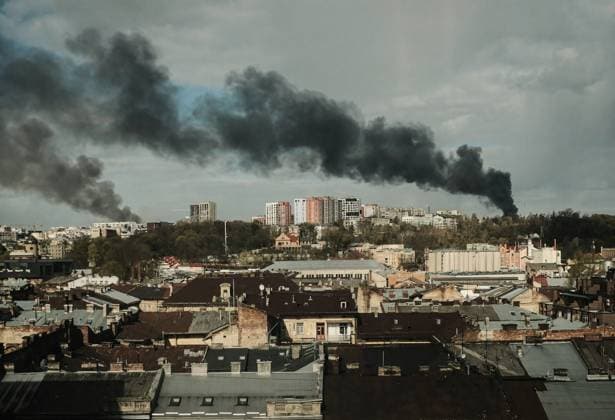 Ukraine-Krieg, Jahrestag der Invasion, Chronologie der Ereignisse, Archivbilder News Themen der Woche KW16 News Bilder des Tages April 18, 2022, Lviv, Ukraine: Smoke rises on the horizon following missile strikes soon Lviv which left 6 dead and 8 wounded including a child on the outskirts of Lviv, Ukraine. The missile strikes come in the wake of the sinking of the Russian Navy Flagship, Moskva, in the Black Sea, and as Russia builds up troops for a possible renewed offensive in the eastern portion of the country. Lviv Ukraine - ZUMAs197 20220418_zaa_s197_004 Copyright: xMatthewxHatcherx