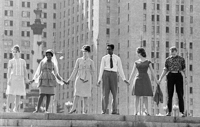 STUDENTS MOSCOW STATE UNIVERSITY 34388 01.06.1968 Moscow University students near the education building. Papikyan Sputnik Moscow Russia  Copyright: xPapikyanx