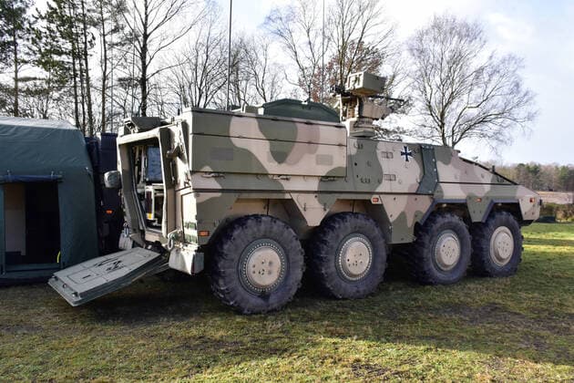 GTK Boxer der Bundeswehr Der GTK Boxer wird von der Firma Rheinmetall gebaut. Er wird in der Bundeswehr als Mannschaftstransportfahrzeug und als Führungsfahrzeug eingesetzt. Munster Niedersachsen Deutschland *** GTK Boxer of the German Armed Forces The GTK Boxer is built by the company Rheinmetall It is used in the German Armed Forces as a crew transport vehicle and as a command vehicle Munster Lower Saxony Germany