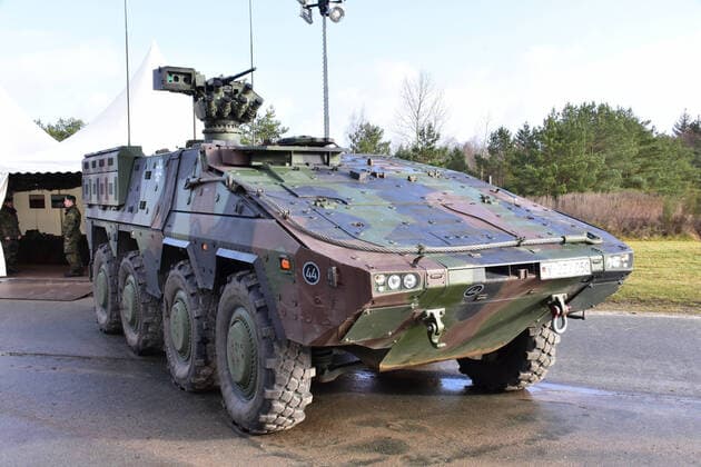 GTK Boxer der Bundeswehr Der GTK Boxer wird von der Firma Rheinmetall gebaut. Er wird in der Bundeswehr als Mannschaftstransportfahrzeug und als Führungsfahrzeug eingesetzt. Munster Niedersachsen Deutschland *** GTK Boxer of the German Armed Forces The GTK Boxer is built by the company Rheinmetall It is used in the German Armed Forces as a crew transport vehicle and as a command vehicle Munster Lower Saxony Germany