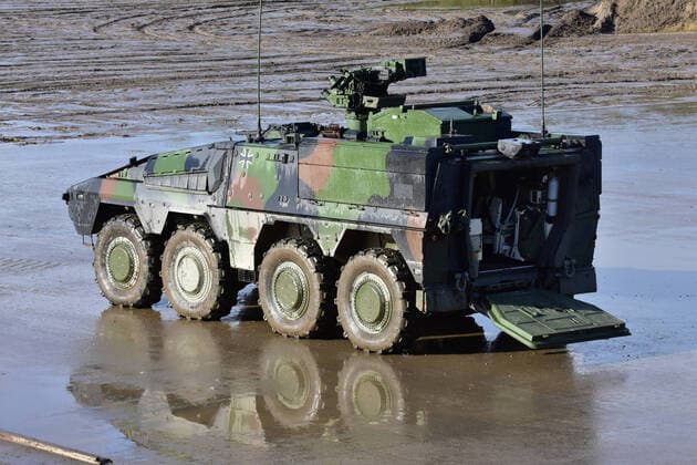 GTK Boxer der Bundeswehr Der GTK Boxer wird von der Firma Rheinmetall gebaut. Er wird in der Bundeswehr als Mannschaftstransportfahrzeug und als Führungsfahrzeug eingesetzt. Munster Niedersachsen Deutschland *** GTK Boxer of the German Armed Forces The GTK Boxer is built by the company Rheinmetall It is used in the German Armed Forces as a crew transport vehicle and as a command vehicle Munster Lower Saxony Germany