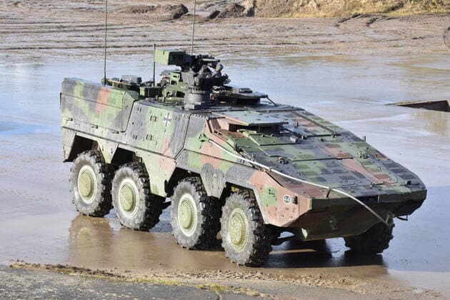 GTK Boxer der Bundeswehr Der GTK Boxer wird von der Firma Rheinmetall gebaut. Er wird in der Bundeswehr als Mannschaftstransportfahrzeug und als Führungsfahrzeug eingesetzt. Munster Niedersachsen Deutschland *** GTK Boxer of the German Armed Forces The GTK Boxer is built by the company Rheinmetall It is used in the German Armed Forces as a crew transport vehicle and as a command vehicle Munster Lower Saxony Germany